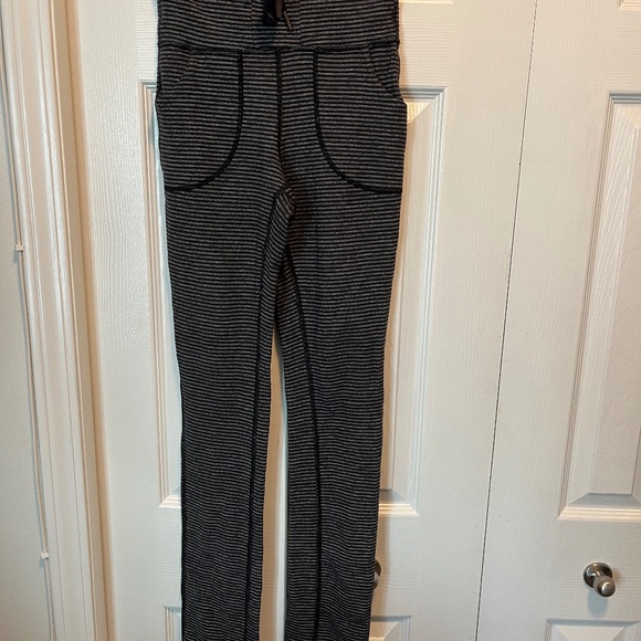 Lululemon size 4 leggings - Picture 1 of 11